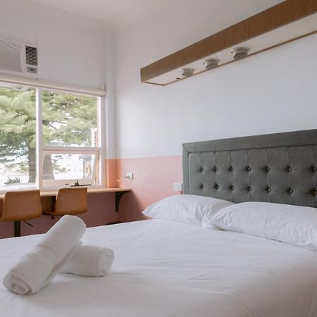 Black Swan Waterfront Motel (Adults Only) Swansea Exteriör bild