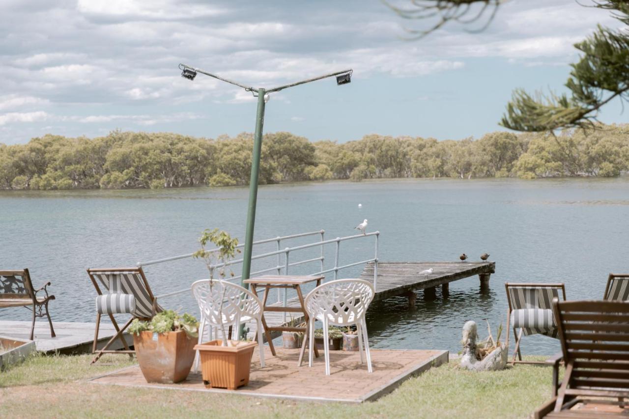 Black Swan Waterfront Motel (Adults Only) Swansea Exteriör bild