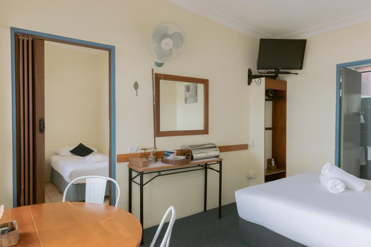 Black Swan Waterfront Motel (Adults Only) Swansea Exteriör bild