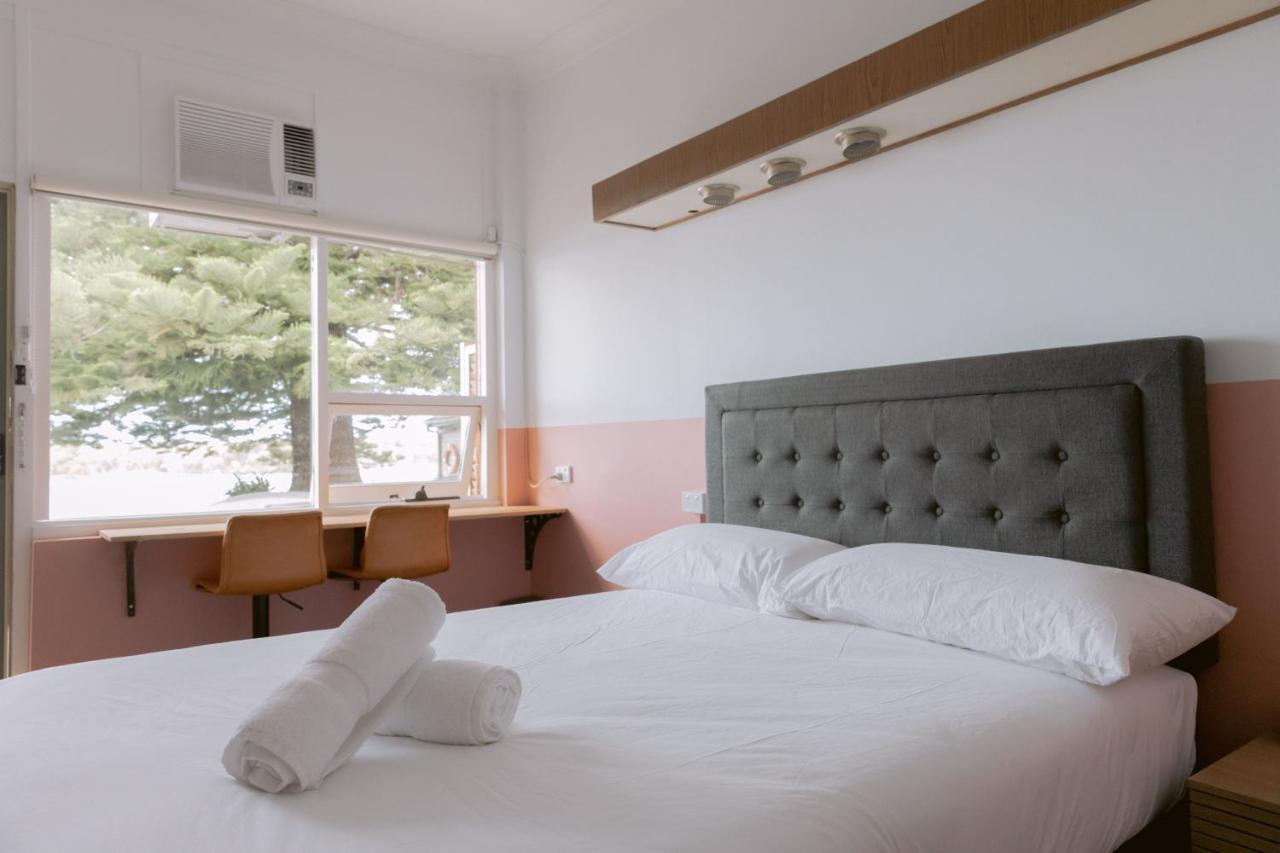 Black Swan Waterfront Motel (Adults Only) Swansea Exteriör bild