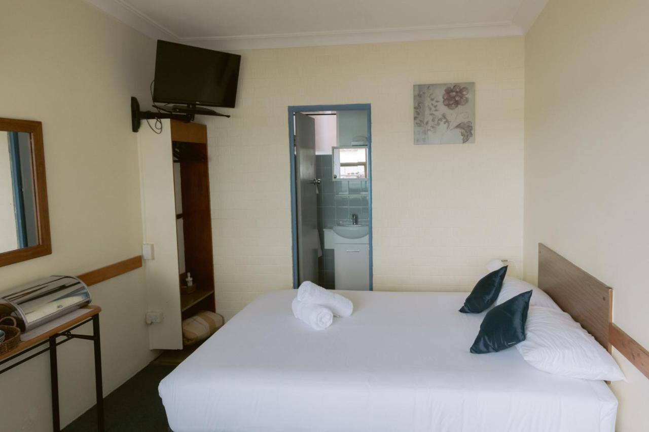 Black Swan Waterfront Motel (Adults Only) Swansea Exteriör bild