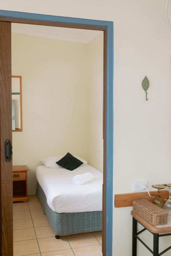 Black Swan Waterfront Motel (Adults Only) Swansea Exteriör bild