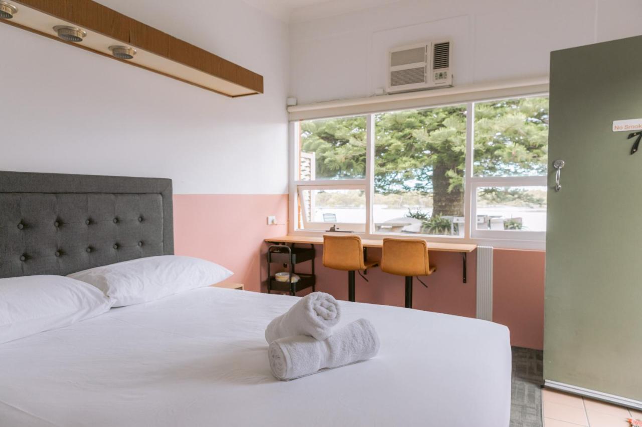 Black Swan Waterfront Motel (Adults Only) Swansea Exteriör bild