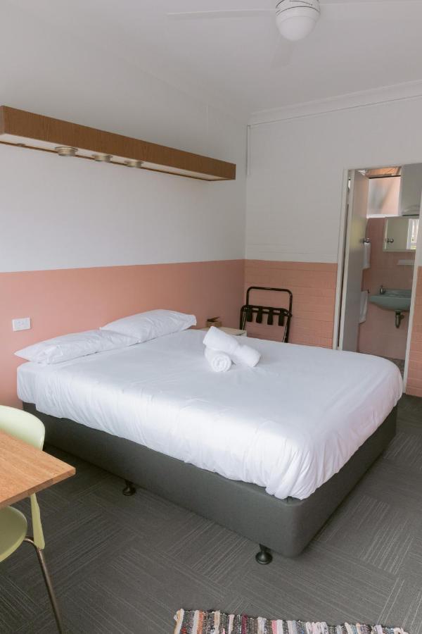 Black Swan Waterfront Motel (Adults Only) Swansea Exteriör bild