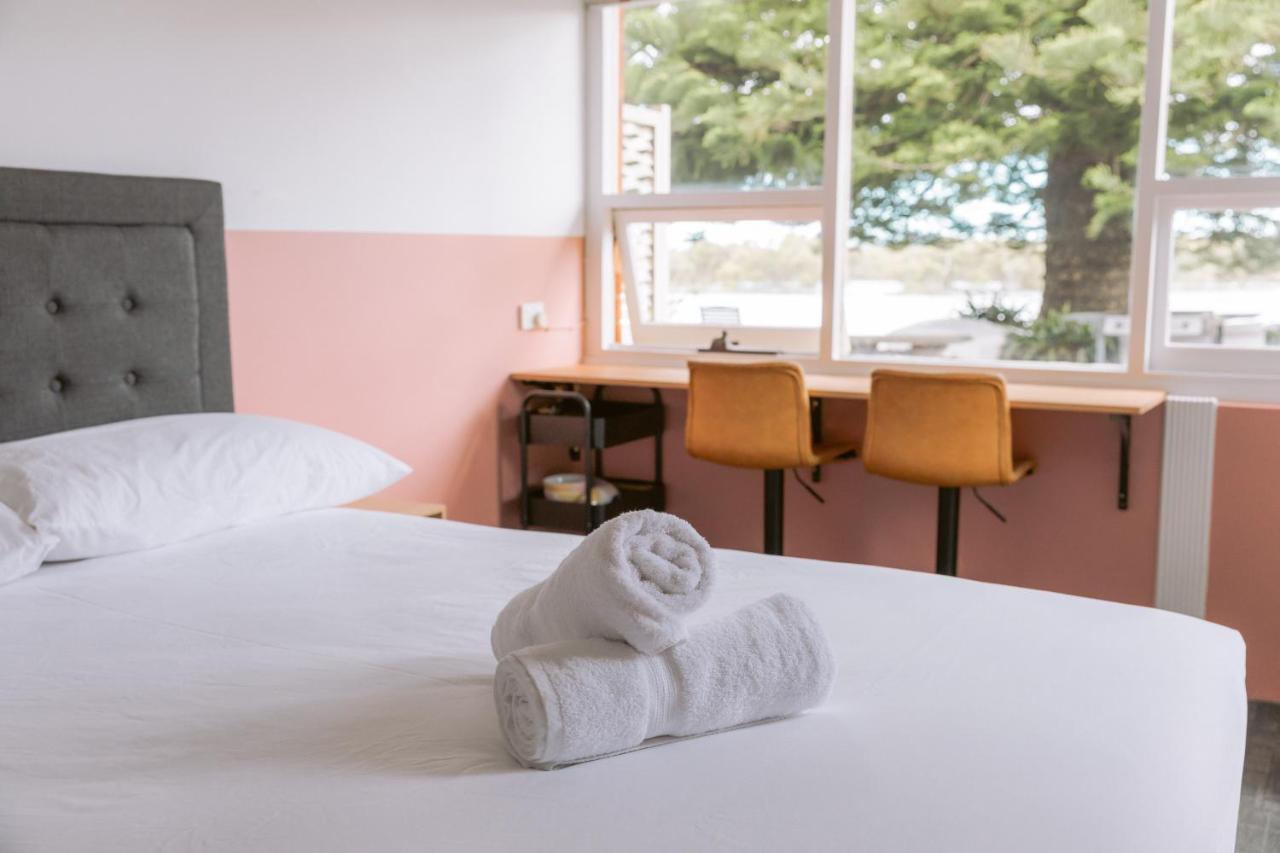 Black Swan Waterfront Motel (Adults Only) Swansea Exteriör bild