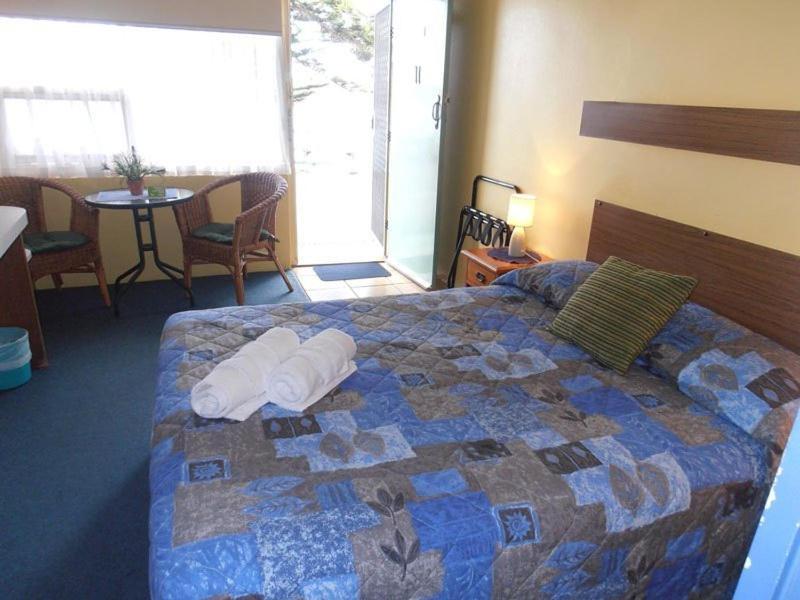 Black Swan Waterfront Motel (Adults Only) Swansea Exteriör bild